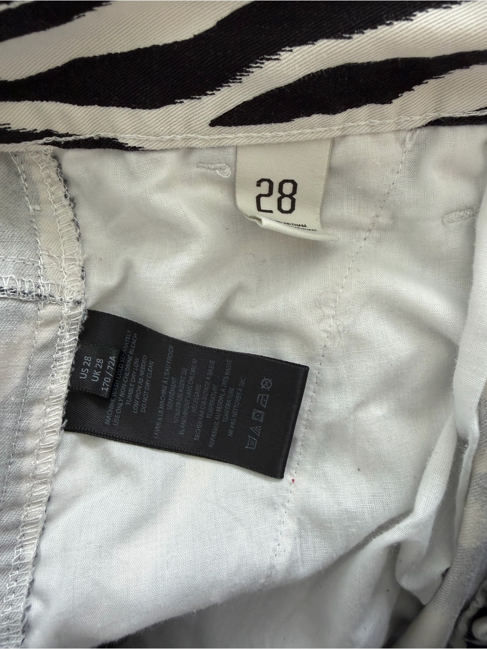 Like New Women’s BDG Zebra Print Carpenter Jeans size 28 / US 6 - Picture 4 of 4